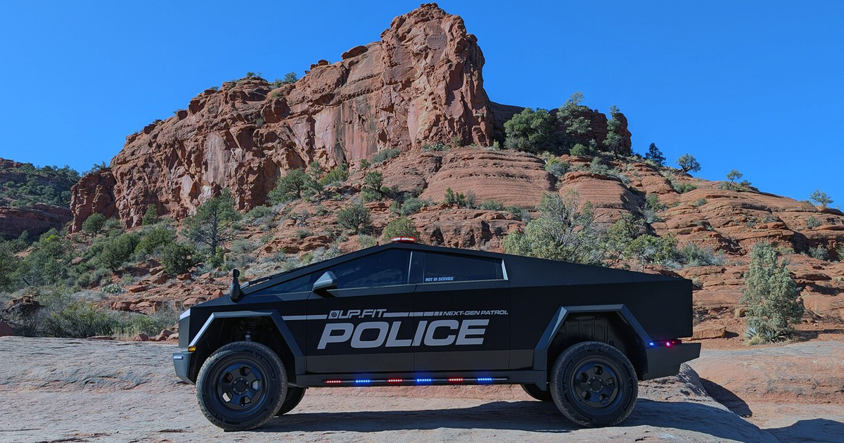 Tesla Cybertruck patrulla negra estacionada en un paisaje rocoso con cielo despejado.
