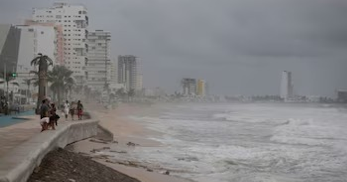 Paisaje costero de Mazatlán con cielo nublado y mar agitado durante la tormenta tropical Alvin.