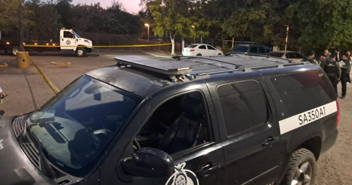 SUV negro con equipo de seguridad en escena de investigación nocturna en Culiacán.