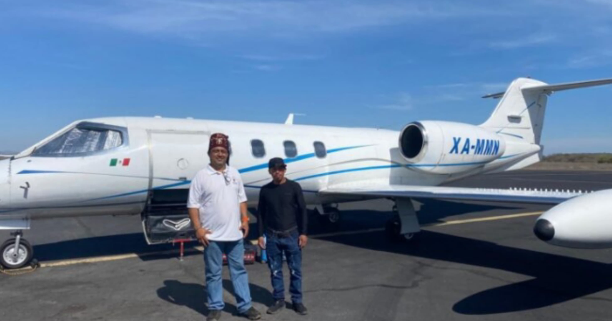 Avión privado XA-MNN en pista de aterrizaje, vinculado al traslado médico de un niño con quemaduras.