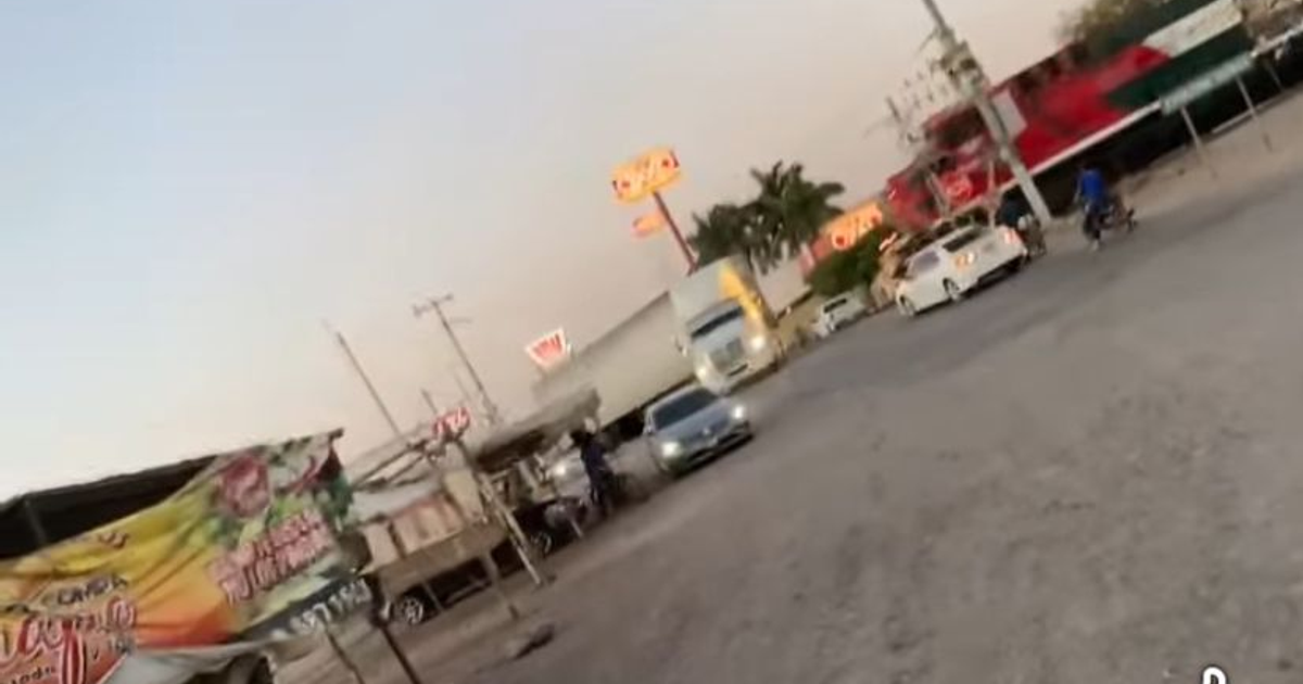 Carretera urbana con tráfico y actividad comercial al atardecer, vinculada al incidente ferroviario en Bamoa, Guasave.