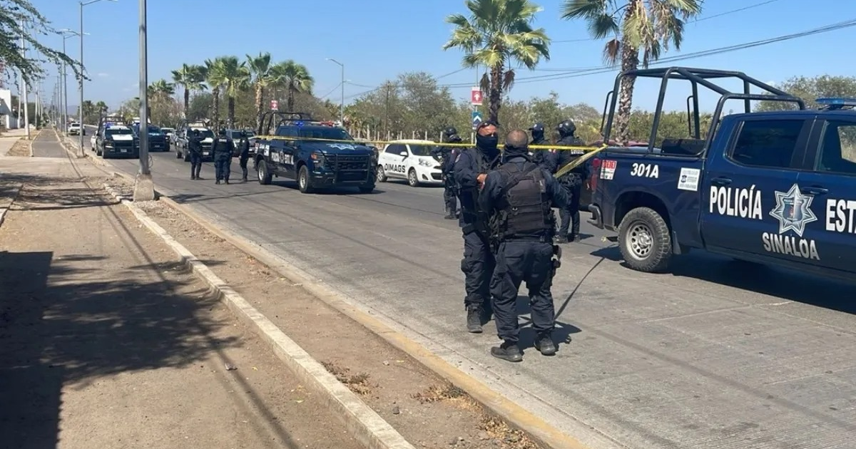 Escenario urbano con vehículos de policía y agentes en Culiacán tras ataque con arma larga.