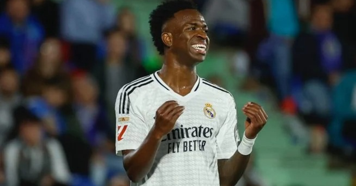Jugador del Real Madrid expresando emociones en el estadio de Mestalla con aficionados de fondo.