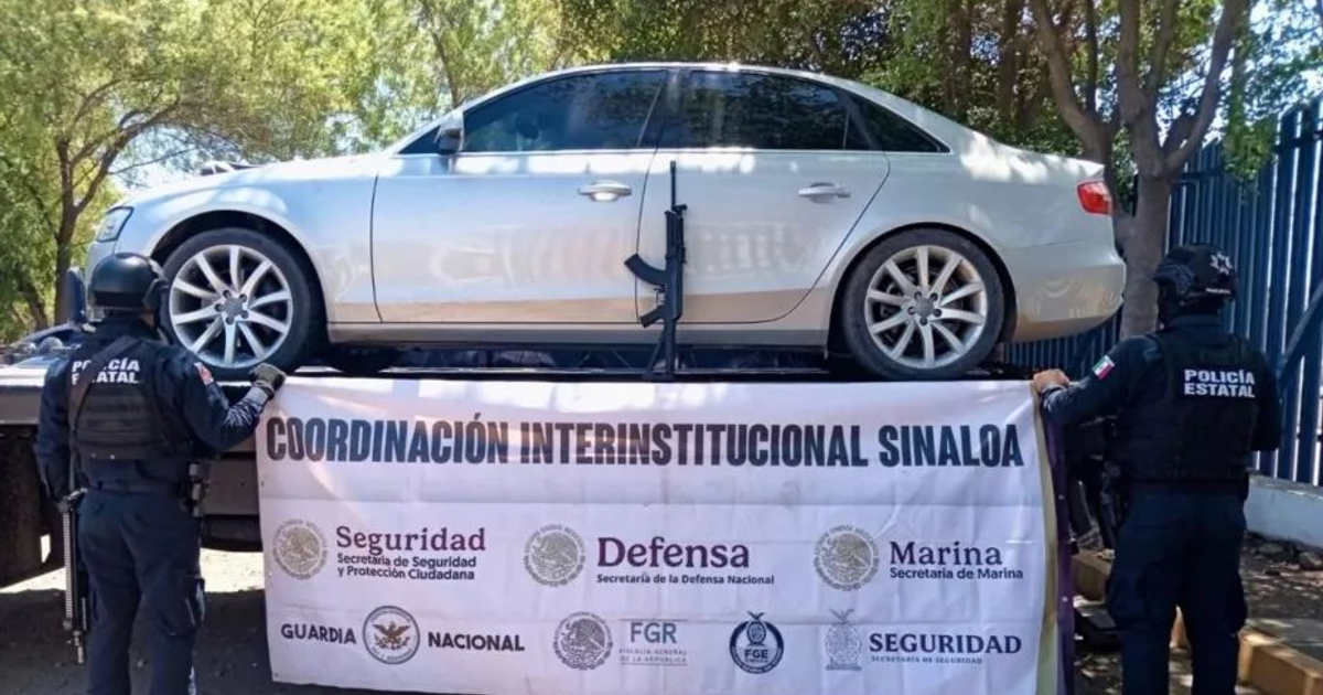 Automóvil plateado en plataforma con agentes de seguridad en operativo de Culiacán