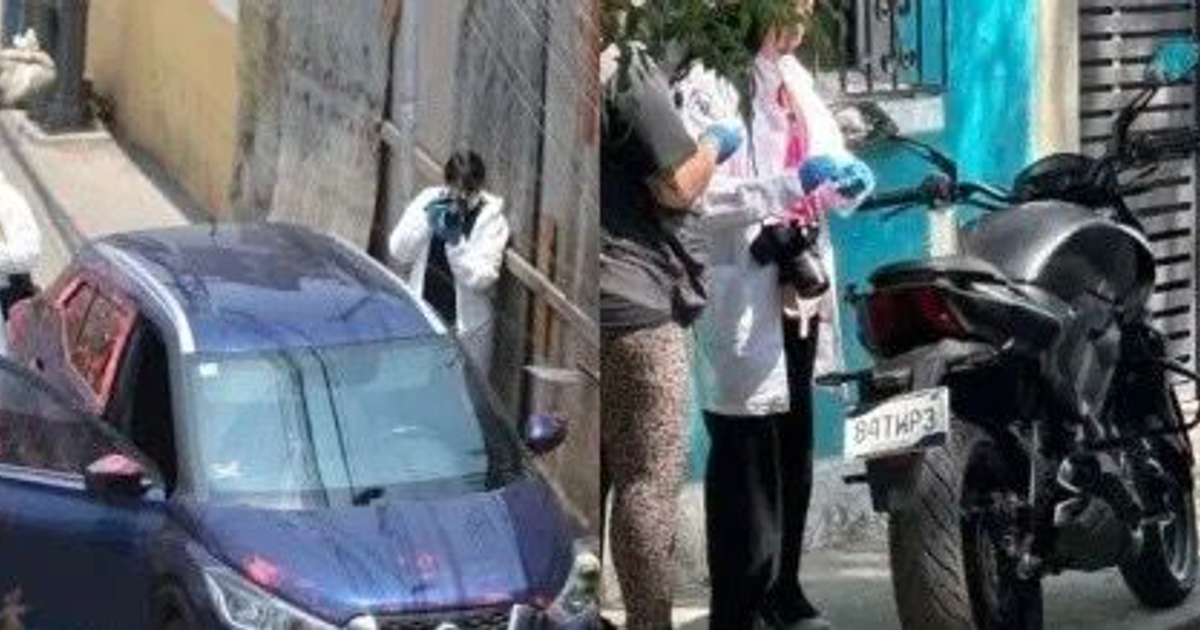 Investigadores forenses examinan un auto azul y una motocicleta negra en un caso de homicidio en CDMX.