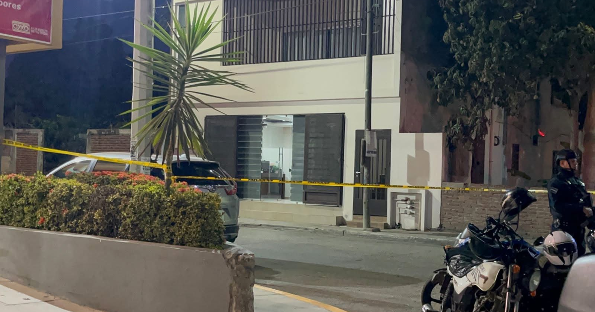 Escena nocturna en Mazatlán con despliegue policial y cinta de seguridad.