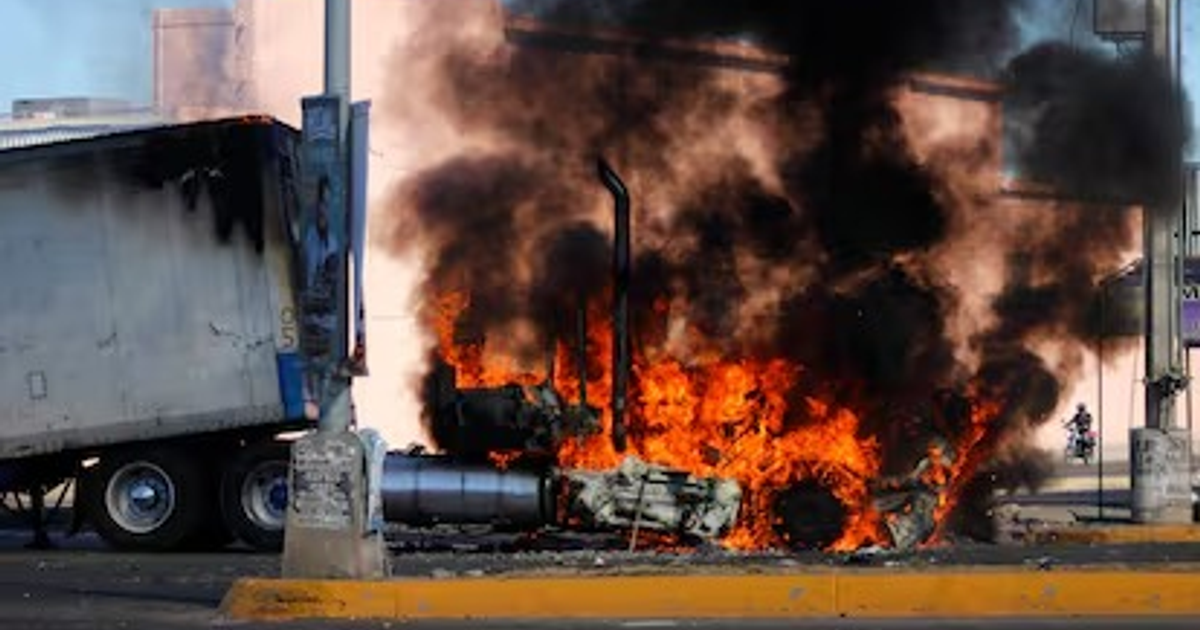 Camión en llamas en Sinaloa, reflejo de la violencia urbana
