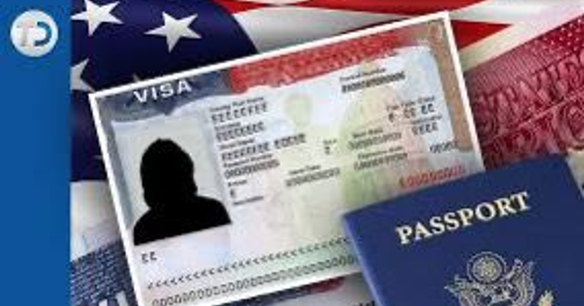 Pasaporte y visa de EE. UU. con bandera estadounidense de fondo, destacando la privacidad de datos personales.