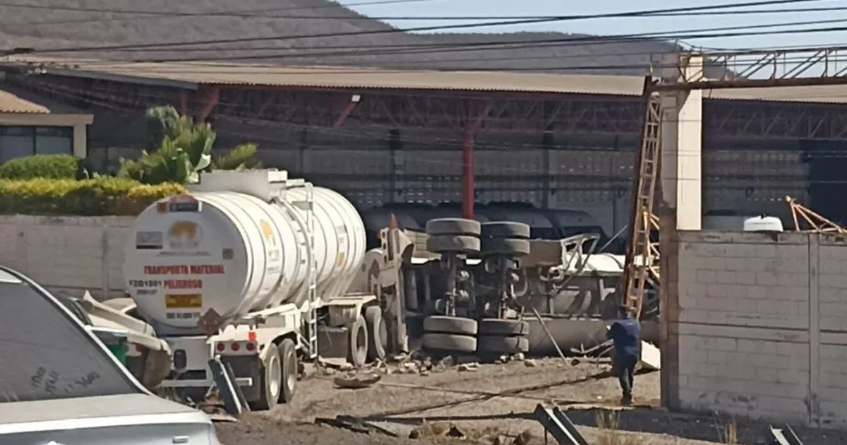 Camión cisterna volcado en Culiacán con escombros y un hombre cerca