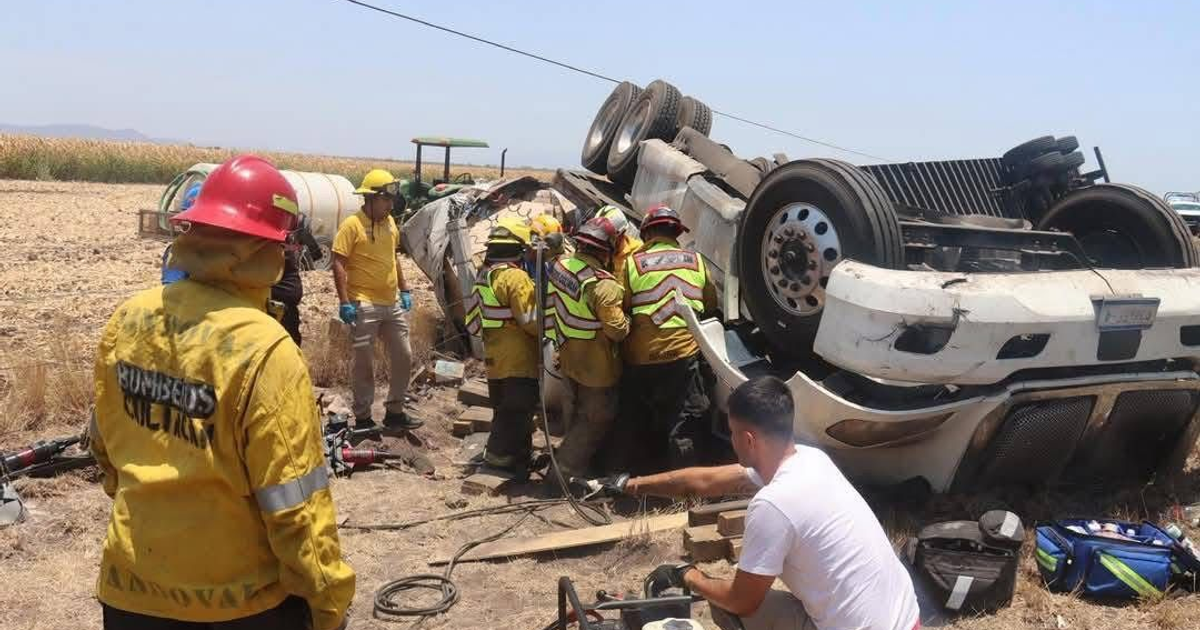 Accidente de camión volcado en la autopista Mazatlán-Culiacán con bomberos y rescatistas en acción.