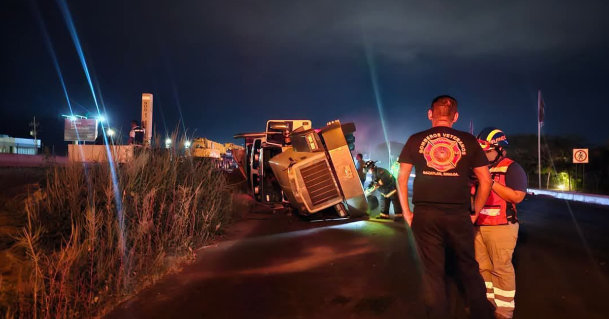 Accidente de camión volcado en la autopista Mazatlán-Culiacán con equipos de emergencia presentes.
