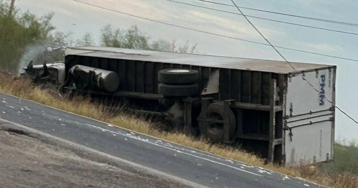 Camión volcado en carretera México 15, accidente vial en zona rural