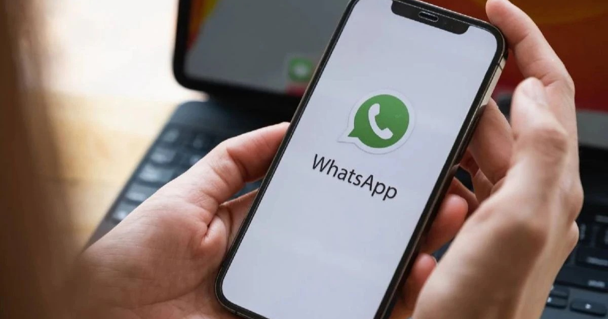 Teléfono móvil con logo de WhatsApp en pantalla, resaltando actualizaciones y compatibilidad.