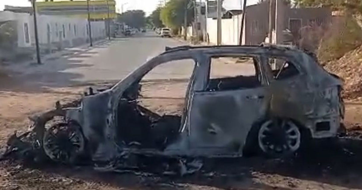 Automóvil quemado en Los Mochis, reflejo de la violencia urbana reciente.