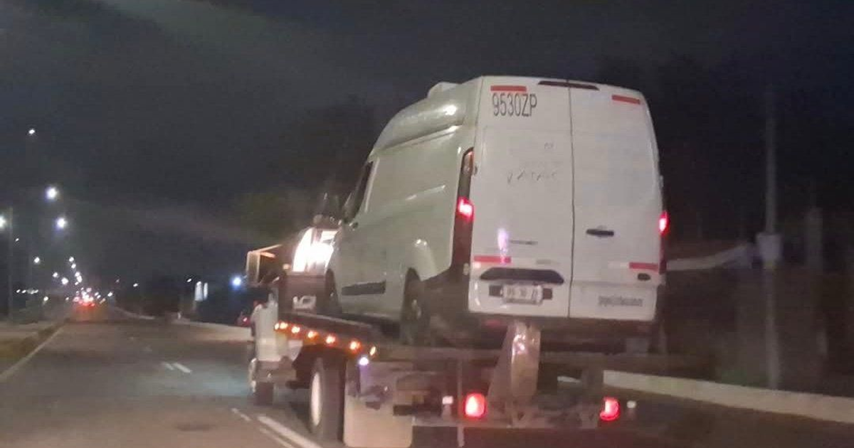 Camioneta blanca remolcada en la noche, vinculada a hallazgo de cuerpos en Culiacán.