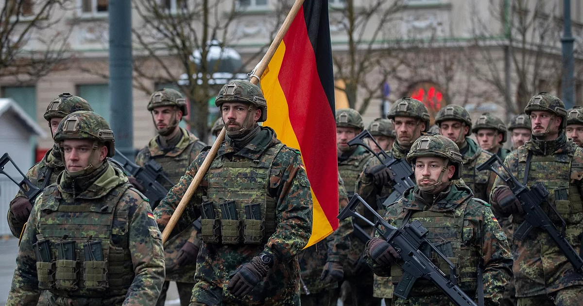Soldados de la Brigada Panzer de la Bundeswehr desfilando en Vilna, Lituania, con la bandera alemana.