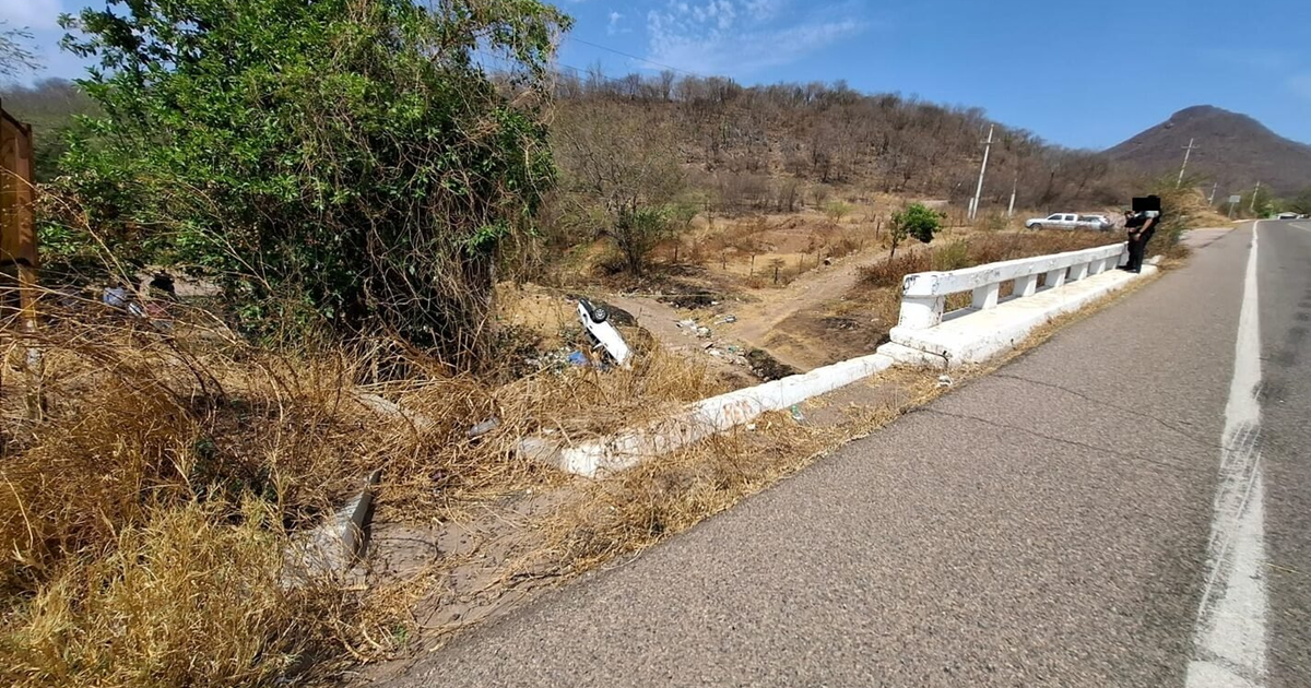 Vehículo volcado en carretera México 15 con paisaje montañoso al fondo