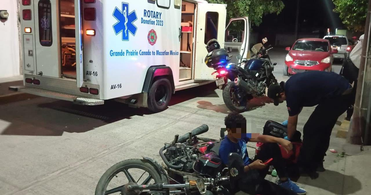 Paramédico atiende a joven tras accidente de motocicleta en Villa Unión