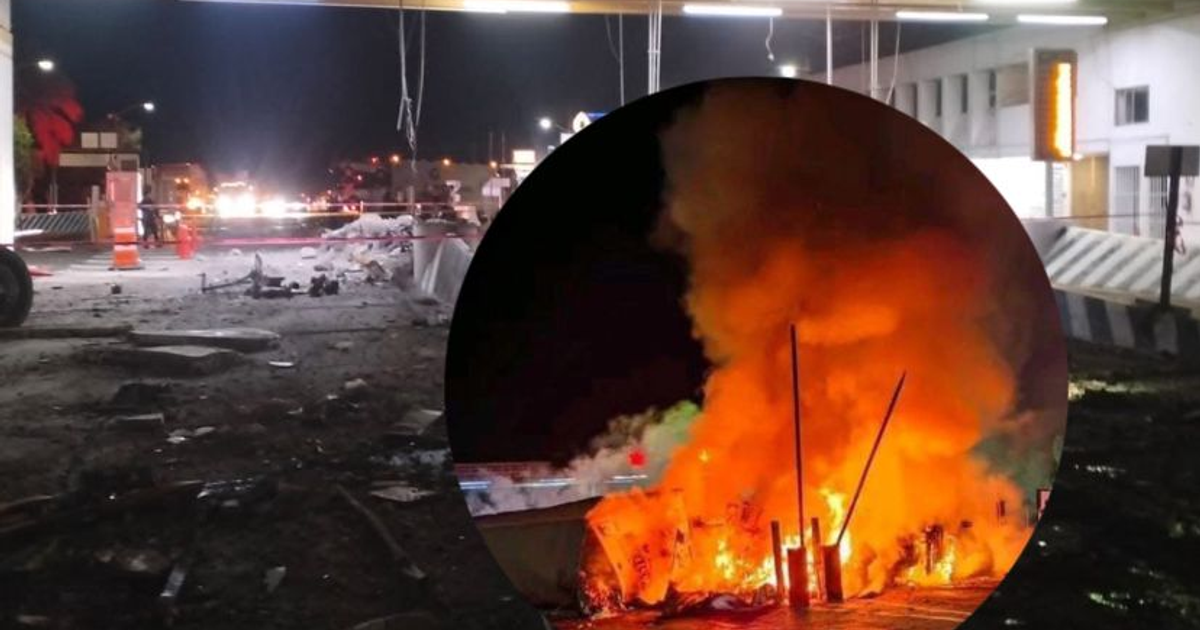 Escena de accidente de tráiler en caseta de peaje con escombros, llamas y humo en Angostura.