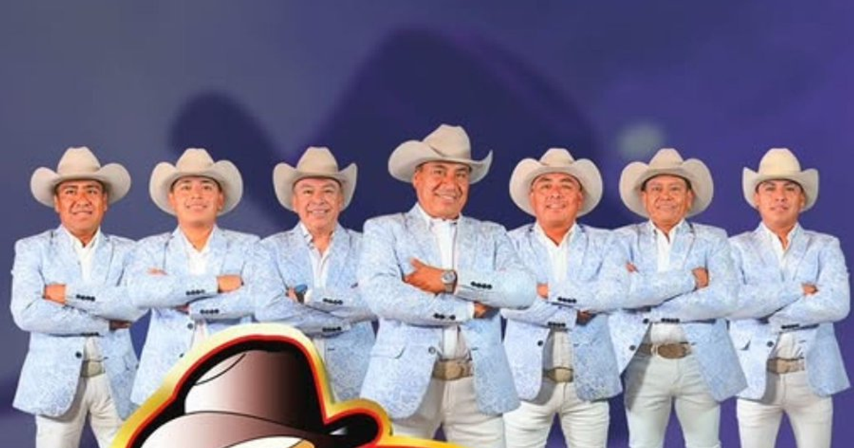 Integrantes de La Garra Norteña posando en el escenario con trajes claros y sombreros.