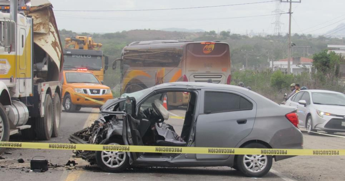 Accidente automovilístico en Mazatlán con coche gris dañado y cinta de precaución.