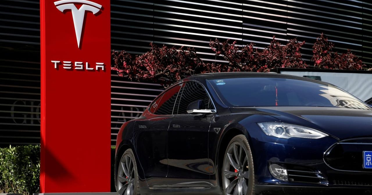 Automóvil Tesla sedán con letrero 'TESLA' en entorno urbano