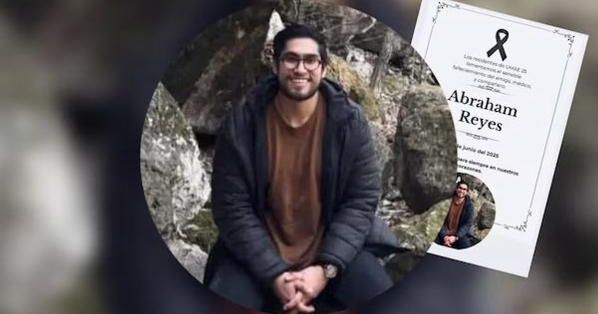 Persona sentada en una roca con un documento conmemorativo de Luis Abraham Reyes Vázquez