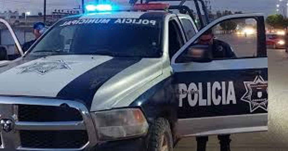 Camioneta de policía con luces azules en escena de investigación en Guasave