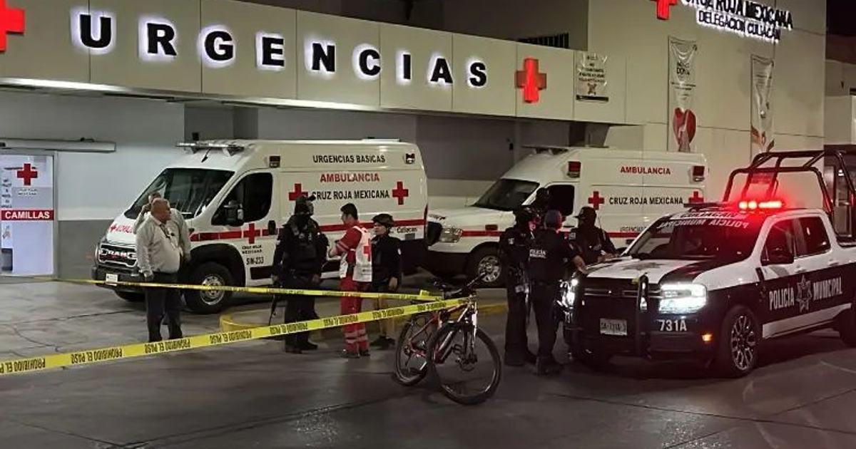 Área de urgencias con ambulancias de la Cruz Roja y personal de emergencia tras incidente en carretera Mazatlán–Culiacán.