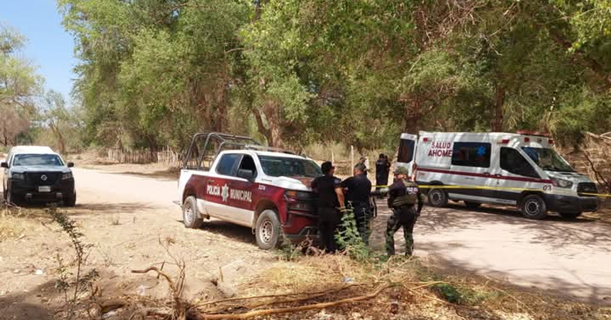 Vehículo de policía y ambulancia en área rural de Ahome, Sinaloa, durante respuesta a emergencia.