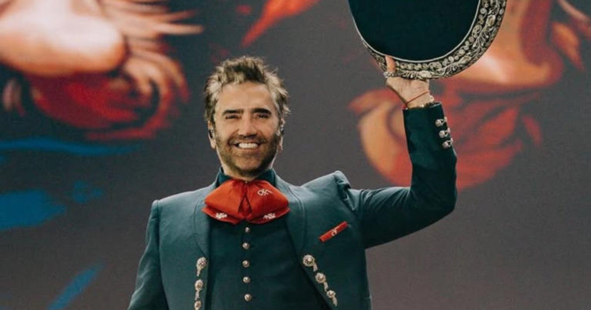 Persona en traje tradicional con sombrero, posible contexto cultural o festivo, vinculado al incidente migratorio de Alejandro Fernández en Miami.