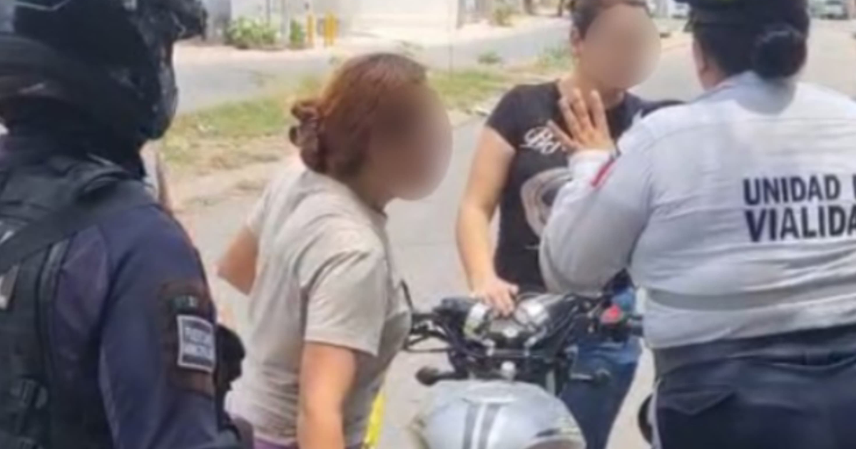 Oficial de vialidad interactúa con mujeres durante operativo en Culiacán