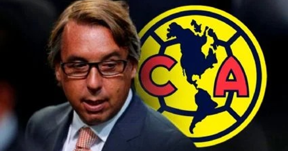 Aficionado del Club América con logo del equipo en el fondo, tras eliminación en Mundial de Clubes.