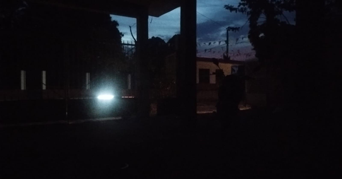 Destello de luz en entorno oscuro, simbolizando fallas eléctricas en Mazatlán.