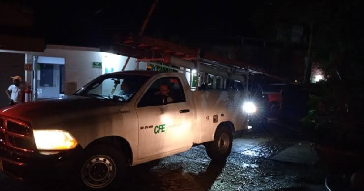 Camioneta de la CFE en la noche durante apagones en Mazatlán