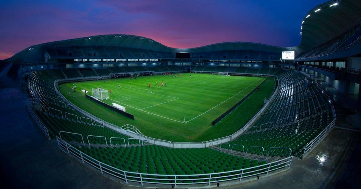 Estadio de Mazatlán al atardecer con campo de fútbol y gradas vacías