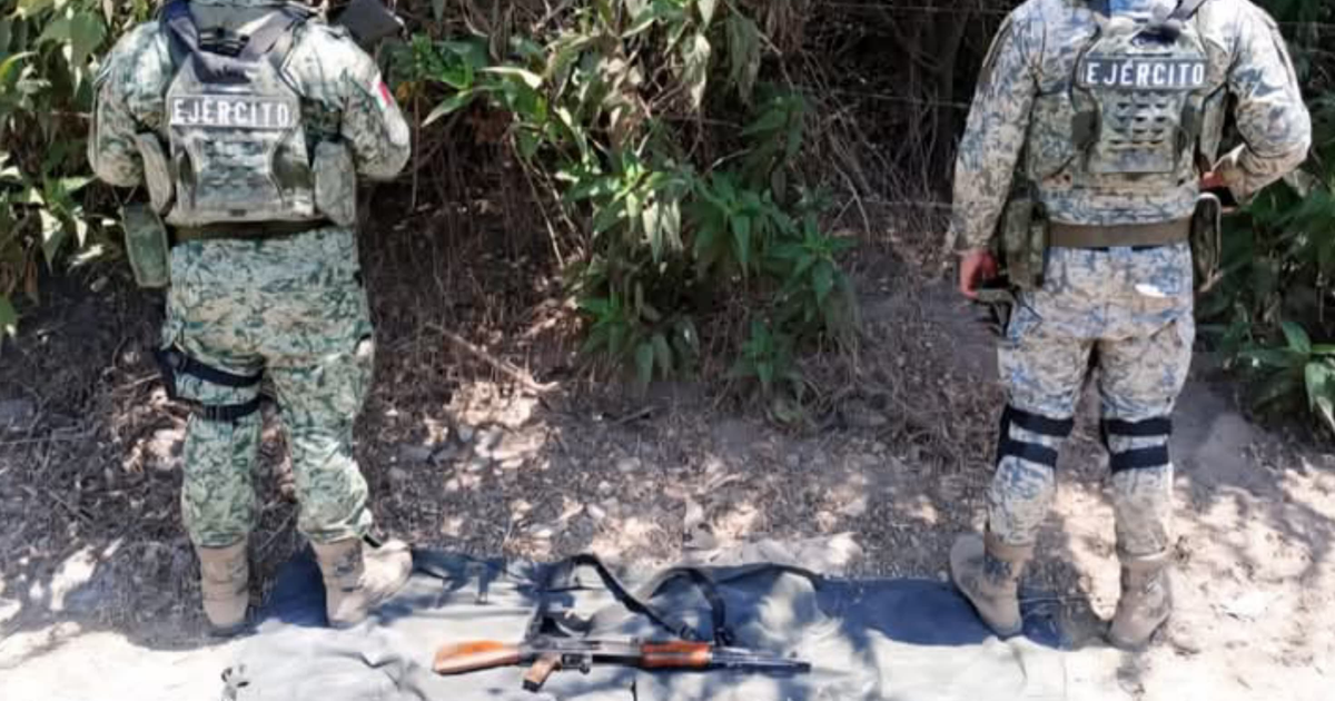Soldados del Ejército Mexicano en operativo en Chametla, Sinaloa, con arma de fuego en el suelo.