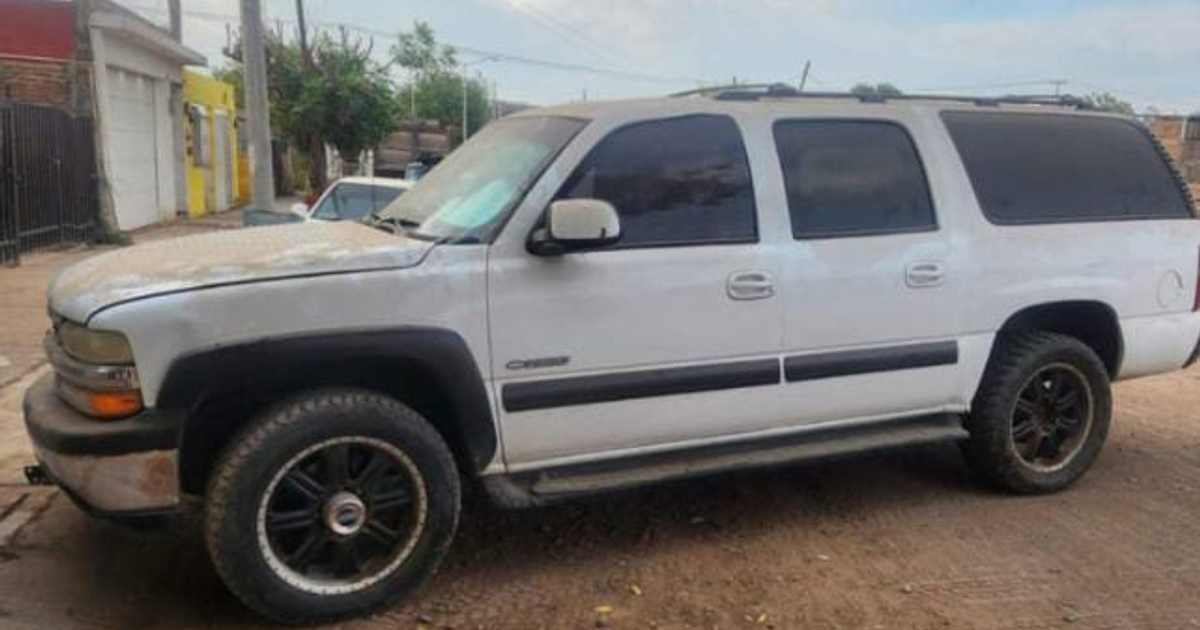 SUV blanco con daños en el capó y llantas personalizadas en Culiacán