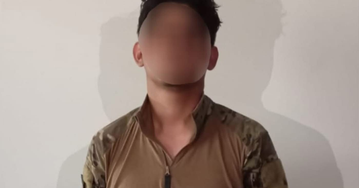 Persona de pie con camisa marrón camuflada durante operativo de seguridad en Caminaguato