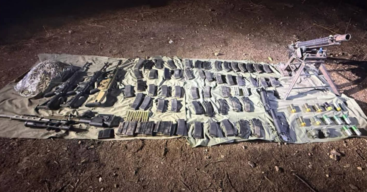 Armas y municiones incautadas en operativo militar en área natural