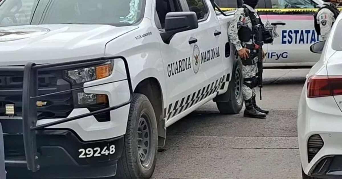 Camioneta de la Guardia Nacional y vehículo de policía estatal en operativo de seguridad en Culiacán