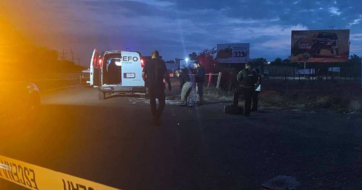 Vehículo forense y agentes en escena nocturna de investigación en Culiacán