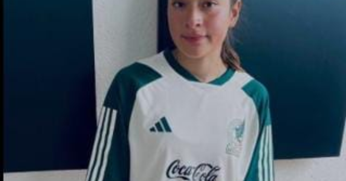 Persona con camiseta deportiva blanca y detalles verdes, homenaje a Abigail Cassandra Salguero.