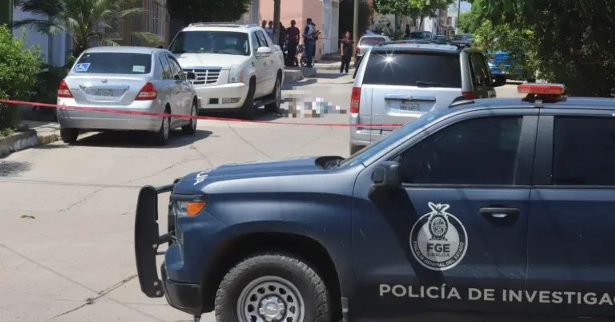 Escena del crimen en Mazatlán con vehículos policiales y área acordonada