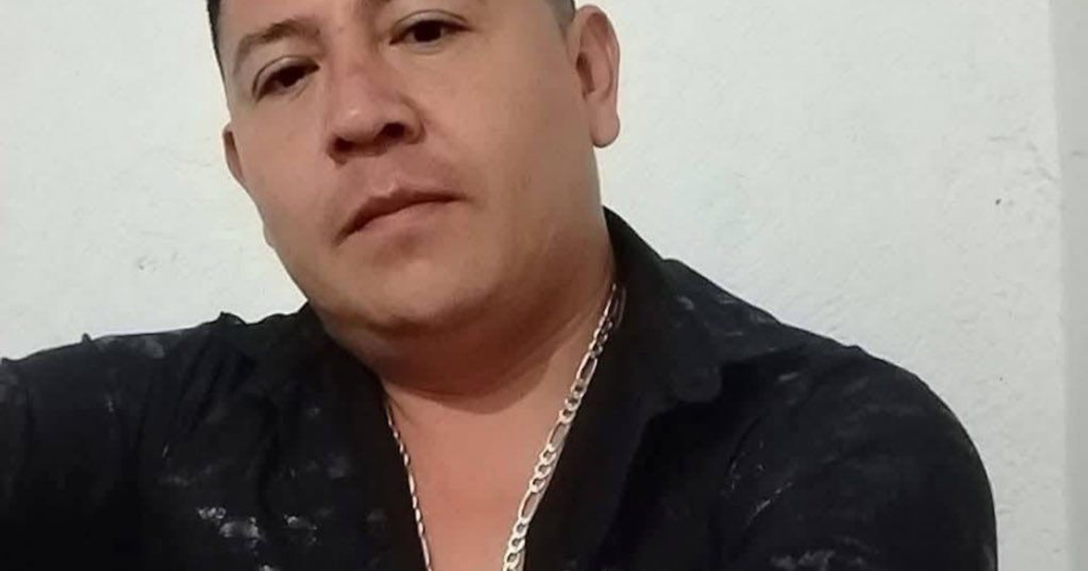 Hombre tomando una selfie con fondo claro, vinculado a incidente en Morelos