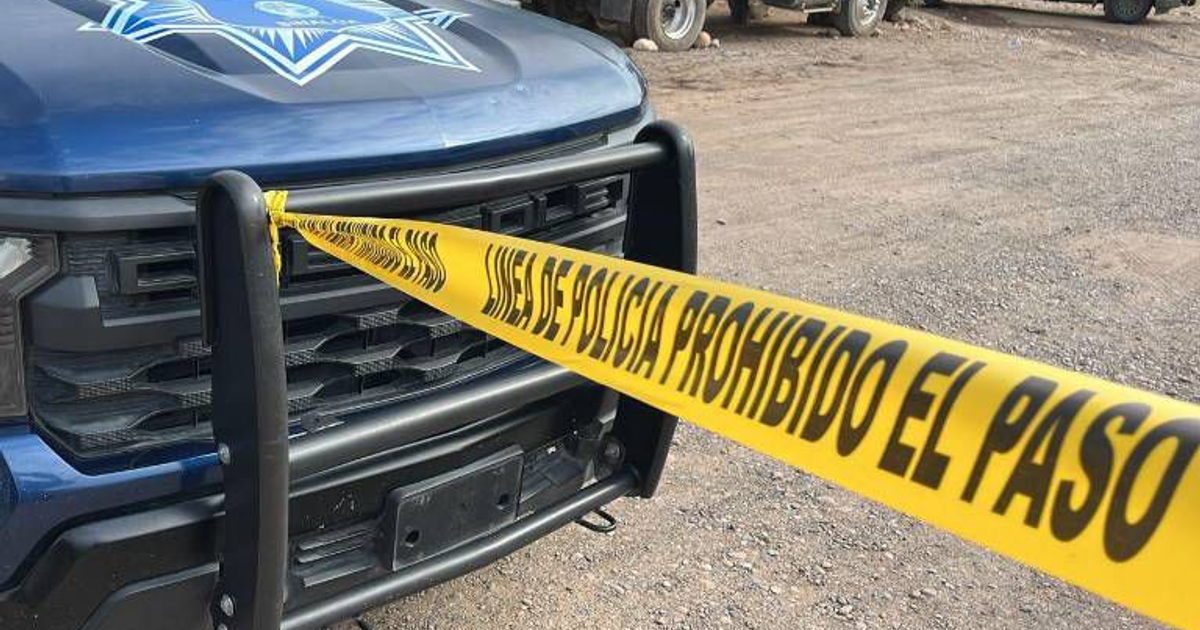 Vehículo policial con línea de advertencia en escena de tiroteo en Emiliano Zapata