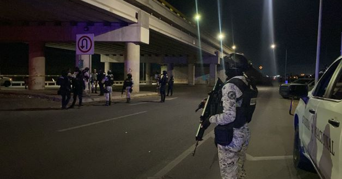 Fuerzas de seguridad armadas bajo el puente de La Costerita en una escena nocturna de alerta.