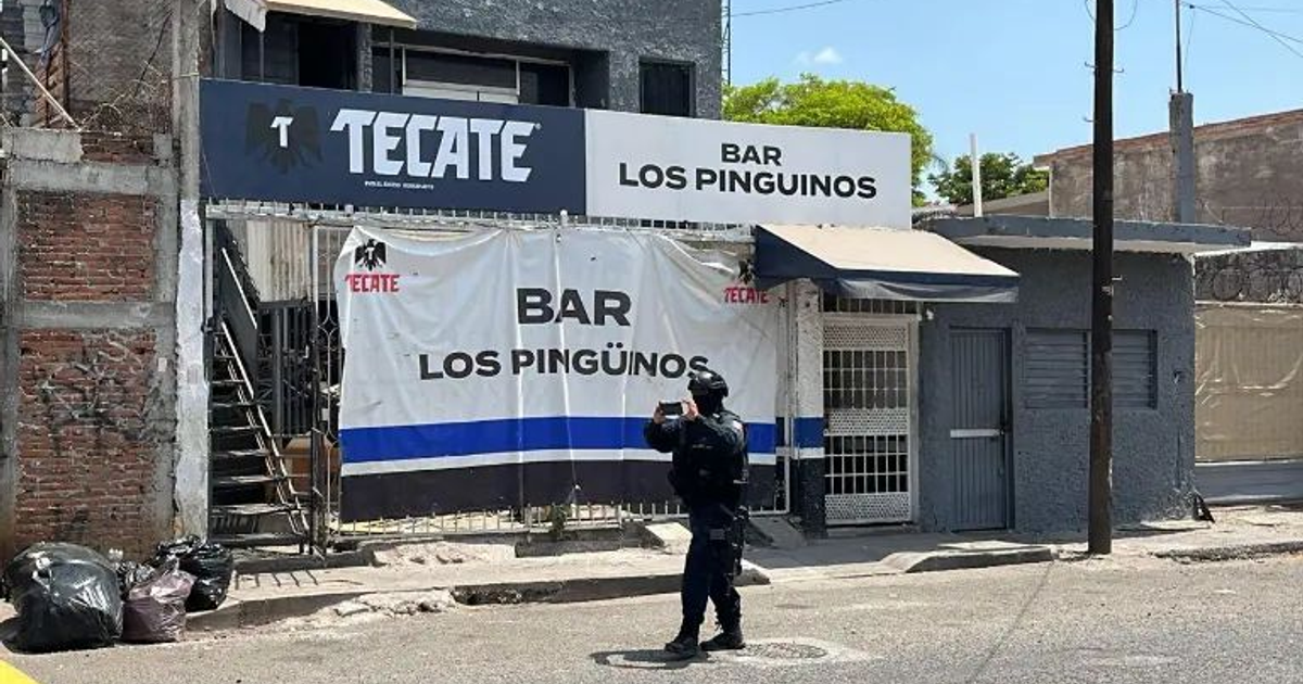 Bar Los Pingüinos en Culiacán tras tiroteo, con letrero de Tecate y policía en la escena.