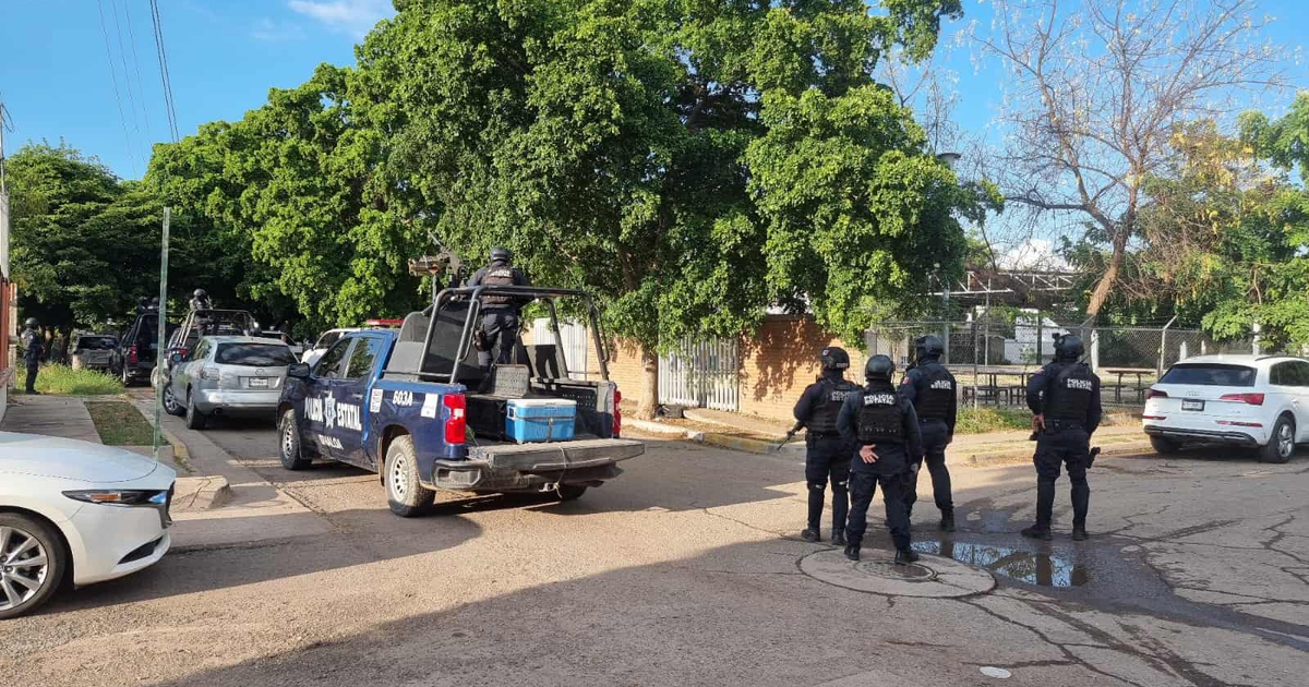 Camioneta de policía y oficiales armados en Culiacán tras ataque a balazos