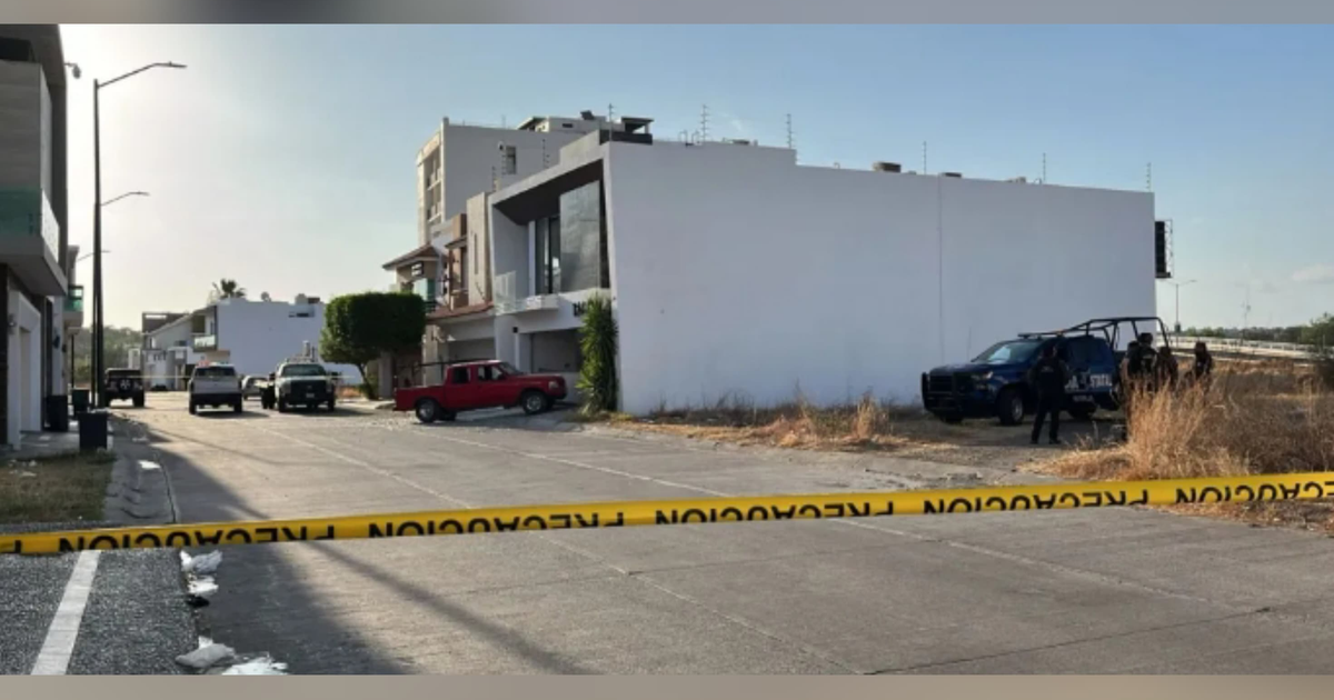 Calle urbana con vehículos y cinta de precaución tras ataque armado en Isla Musala